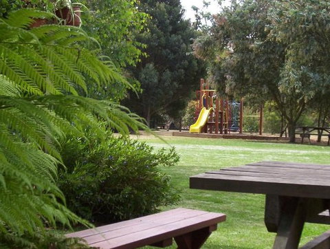 Surfcoast Retreat - Lismore Accommodation 2