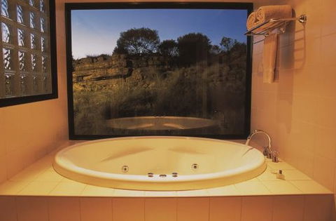 Kings Canyon Resort - Lismore Accommodation 3