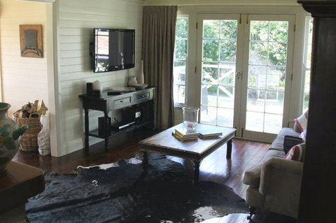 Book Barn Cottage - Lismore Accommodation 0