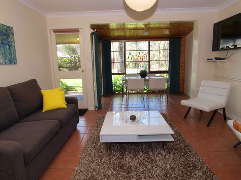 Bright Highland Valley Cottages - Lismore Accommodation 4