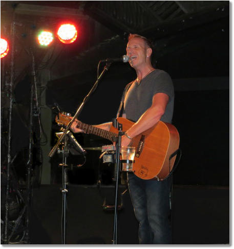 Jon J Bradley Entertainer - Lismore Accommodation 0