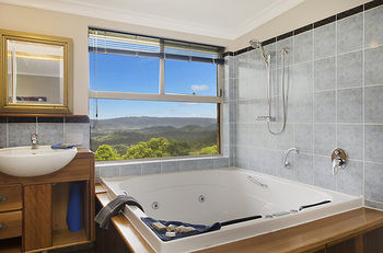 Artisan Spa Views - Lismore Accommodation 8