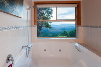 Artisan Spa Views - Lismore Accommodation 17