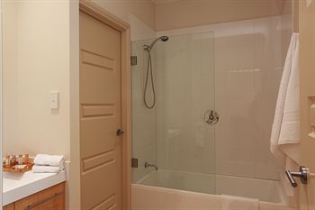 H Boutique Hotel - Lismore Accommodation 4