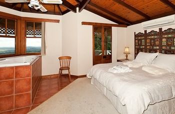 Treetops Accommodation Montville - Lismore Accommodation 23