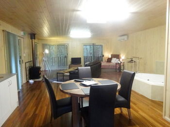 Treetops Accommodation Montville - Lismore Accommodation 44