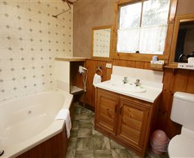 Crayfish Creek Van And Cabin Park And Spa Treehouse - Lismore Accommodation 1