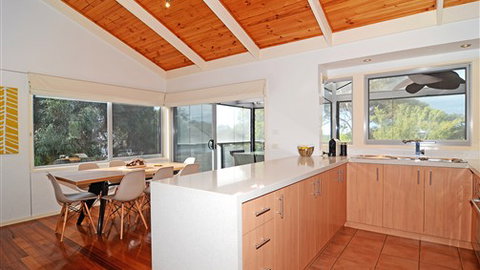 Barrakee Beach House - Anglesea - Lismore Accommodation 1