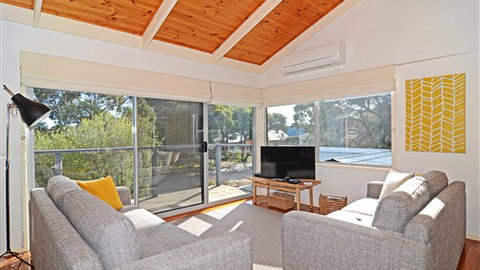 Barrakee Beach House - Anglesea - Lismore Accommodation 0