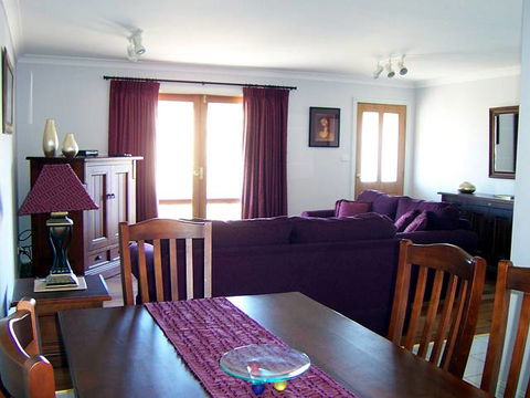 Elm Cottage - Tumut - Lismore Accommodation 2
