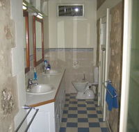 MacDonnell House Naracoorte Cottages - Lismore Accommodation