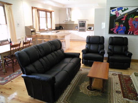 Pinkerton Hill (Naracoorte Cottages) - Lismore Accommodation 0