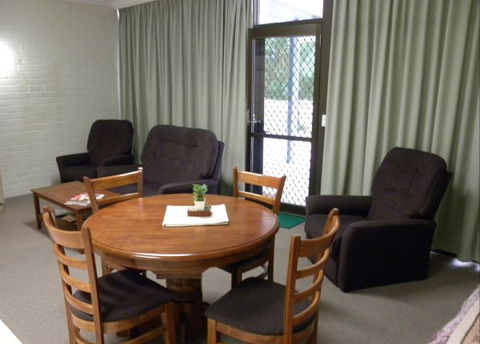 Myrtleford Masonic Units - Lismore Accommodation 8