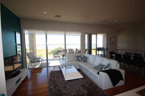 LJ Hooker Goolwa Holiday Rentals - 42 Underwood Avenue, Goolwa Beach - Lismore Accommodation 0