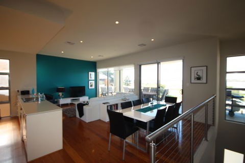 LJ Hooker Goolwa Holiday Rentals - 42 Underwood Avenue, Goolwa Beach - Lismore Accommodation 2
