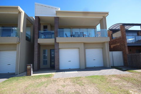 LJ Hooker Goolwa Holiday Rentals - 42 Underwood Avenue, Goolwa Beach - Lismore Accommodation 3