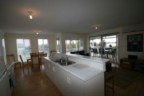 LJ Hooker Goolwa Holiday Rentals - 42 Underwood Avenue, Goolwa Beach - Lismore Accommodation 5