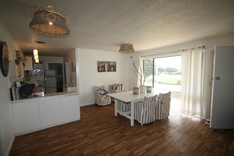 LJ Hooker Goolwa Holiday Rentals - 42 Underwood Avenue, Goolwa Beach - Lismore Accommodation 8
