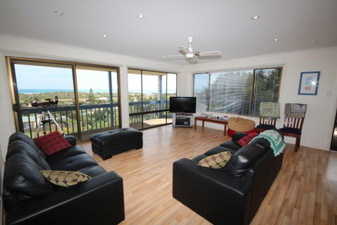LJ Hooker Goolwa Holiday Rentals - 39 Bradford Road, Goolwa Beach - Lismore Accommodation 0