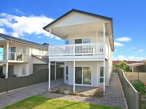 Century 21 SouthCoast: White Caps - Lismore Accommodation 0