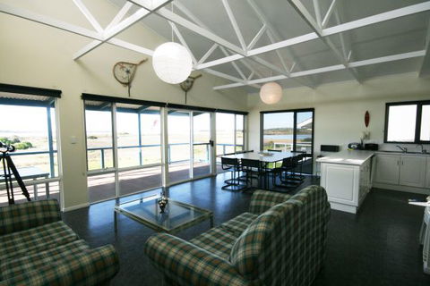 LJ Hooker Goolwa Holiday Rentals - 25 Barrage Road, Goolwa South - Lismore Accommodation 1