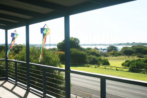 LJ Hooker Goolwa Holiday Rentals - 25 Barrage Road, Goolwa South - Lismore Accommodation 2