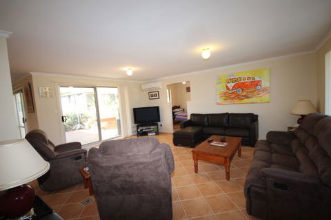 LJ Hooker Goolwa Holiday Rentals - 12 Willmett Road, Goolwa Beach - Lismore Accommodation 0