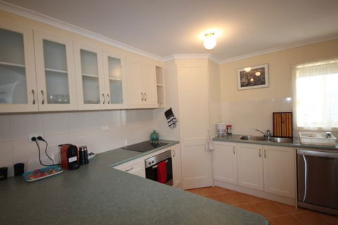 LJ Hooker Goolwa Holiday Rentals - 12 Willmett Road, Goolwa Beach - Lismore Accommodation 1