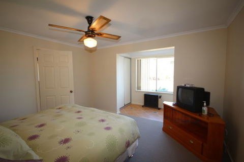 LJ Hooker Goolwa Holiday Rentals - 12 Willmett Road, Goolwa Beach - Lismore Accommodation 2