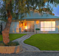 17 QED Lakehouse - Lismore Accommodation
