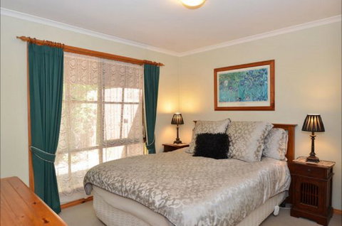 Beechworth Camellia Cottage - Lismore Accommodation 4