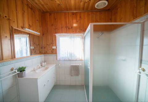 Mundic Waterfront Cottages - Lismore Accommodation 9