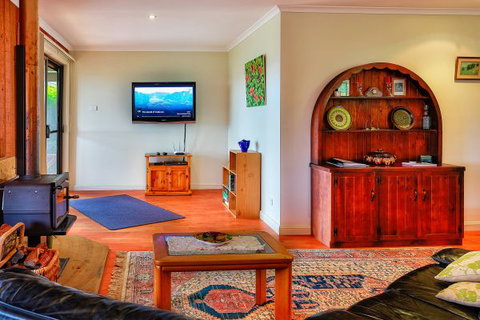 Coach House Hill Cottage - Lismore Accommodation 4