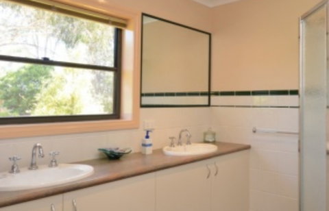 Serena Cottages - Lismore Accommodation 7