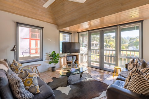 Dlux + Escape @ Lorne - Lismore Accommodation 0