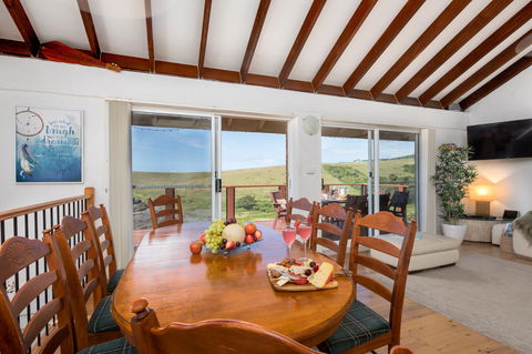 Absolute Oceanfront Cottage - Lismore Accommodation 2