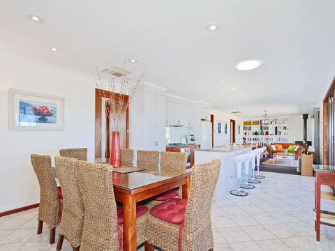 Century 21 SouthCoast: Beach House At Moana - Lismore Accommodation 2