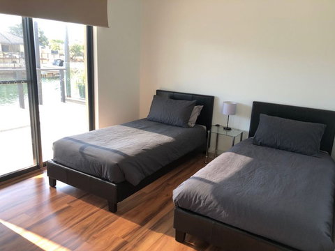 Port Bouvard Retreat - Large Family Friendly Canal Home With Private Jetty - Lismore Accommodation 2