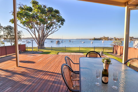 Lakefront Simplicity - Lismore Accommodation 0