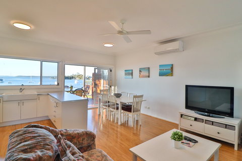 Lakefront Simplicity - Lismore Accommodation 2