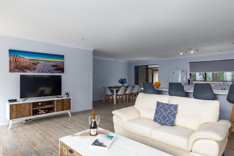 Moona Beach House  Jervis Bay - Lismore Accommodation 2