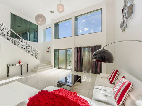 Riviera Waters Broadbeach - Vogue Holiday Homes - Lismore Accommodation 1