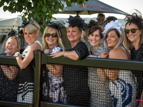Foodies Race Day And Night Markets - Lismore Accommodation 2