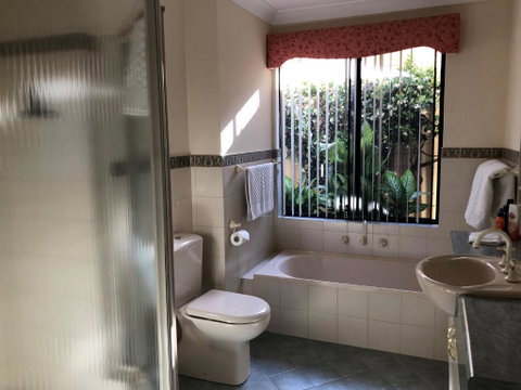 Alfred Cove Short Stay - Lismore Accommodation 1
