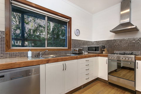 A PERFECT STAY - Beach Chalet - Lismore Accommodation 2