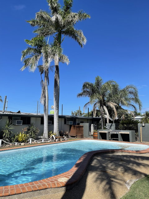 Queens Beach Motor Hotel - Lismore Accommodation 3