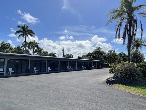 Queens Beach Motor Hotel - Lismore Accommodation 0