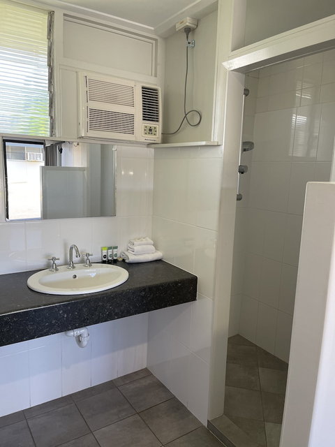 Queens Beach Motor Hotel - Lismore Accommodation 6