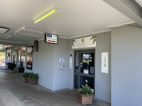 Queens Beach Motor Hotel - Lismore Accommodation 4