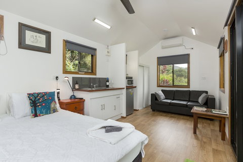 Mena Creek Flower House - Lismore Accommodation 5